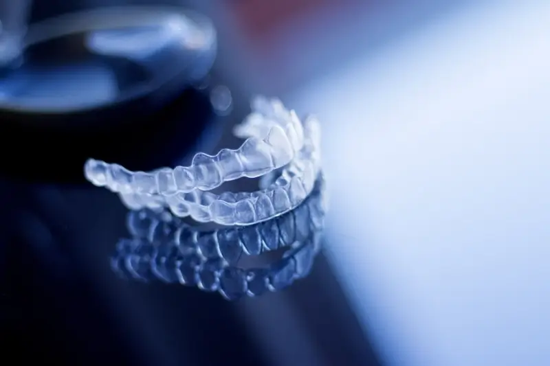Noszenie nakładek Invisalign