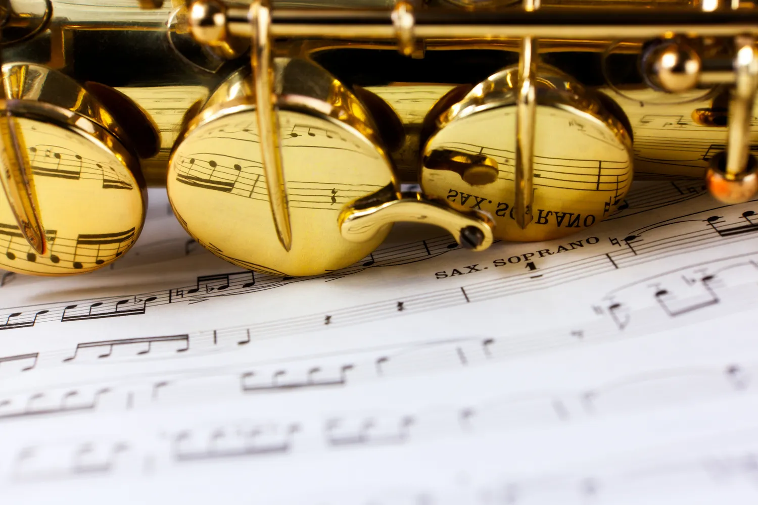 Jak transponuje saksofon altowy?